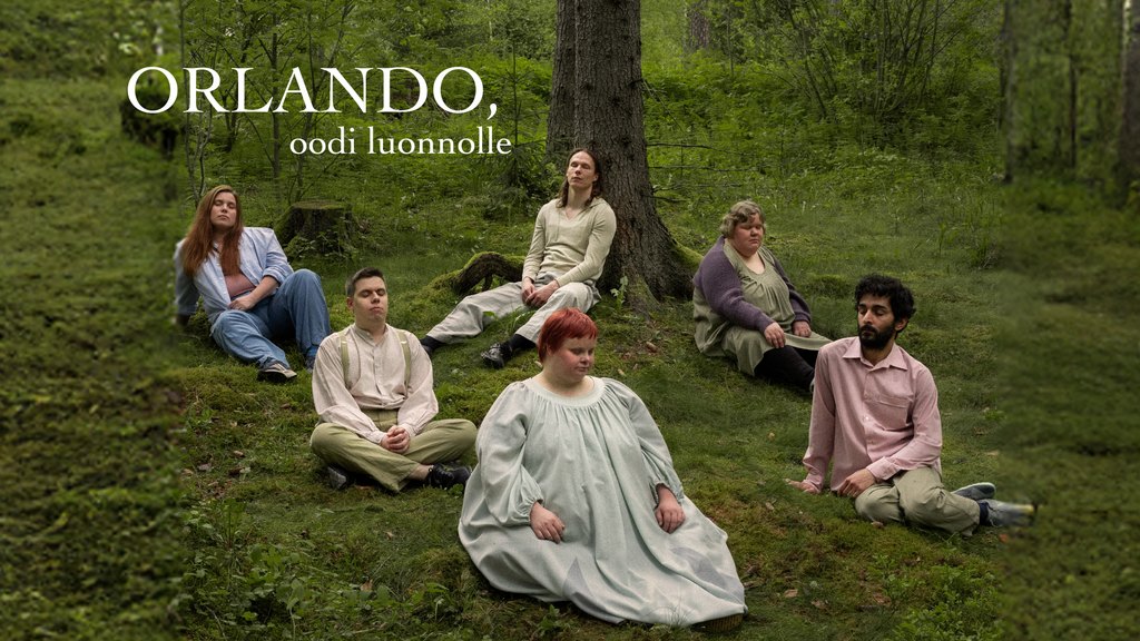 Seitsemän ihmistä istuu vihreässä metsässä puun ympärillä. Kuvassa näkyy teksti ORLANDO, oodi luonnolle.